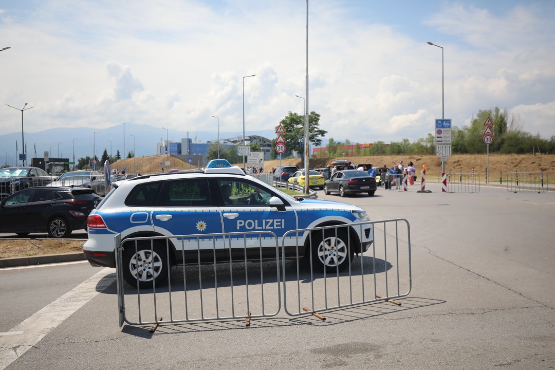 <p>Временна организация на движението на Летище София създава затруднения за посрещачи и изпращачи.</p>