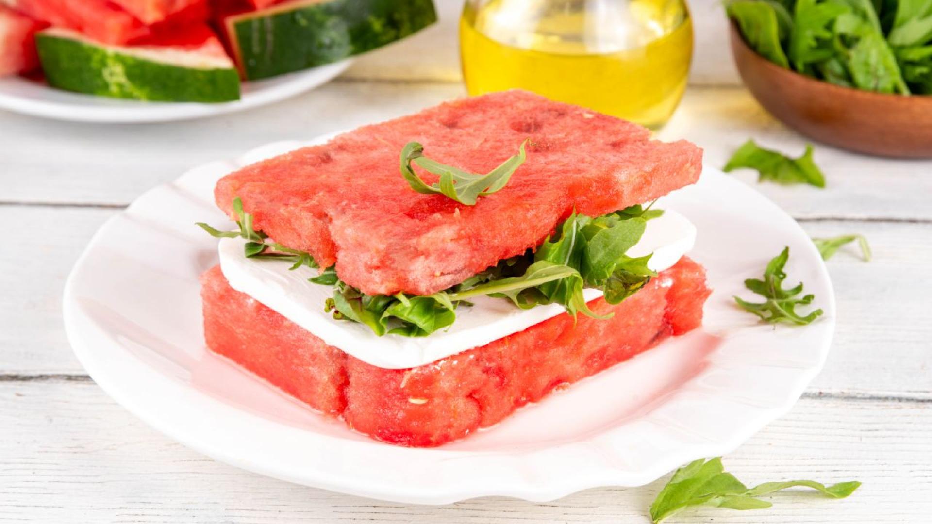 Освежаващият сандвич с диня е нова лятна рецепта която съчетава