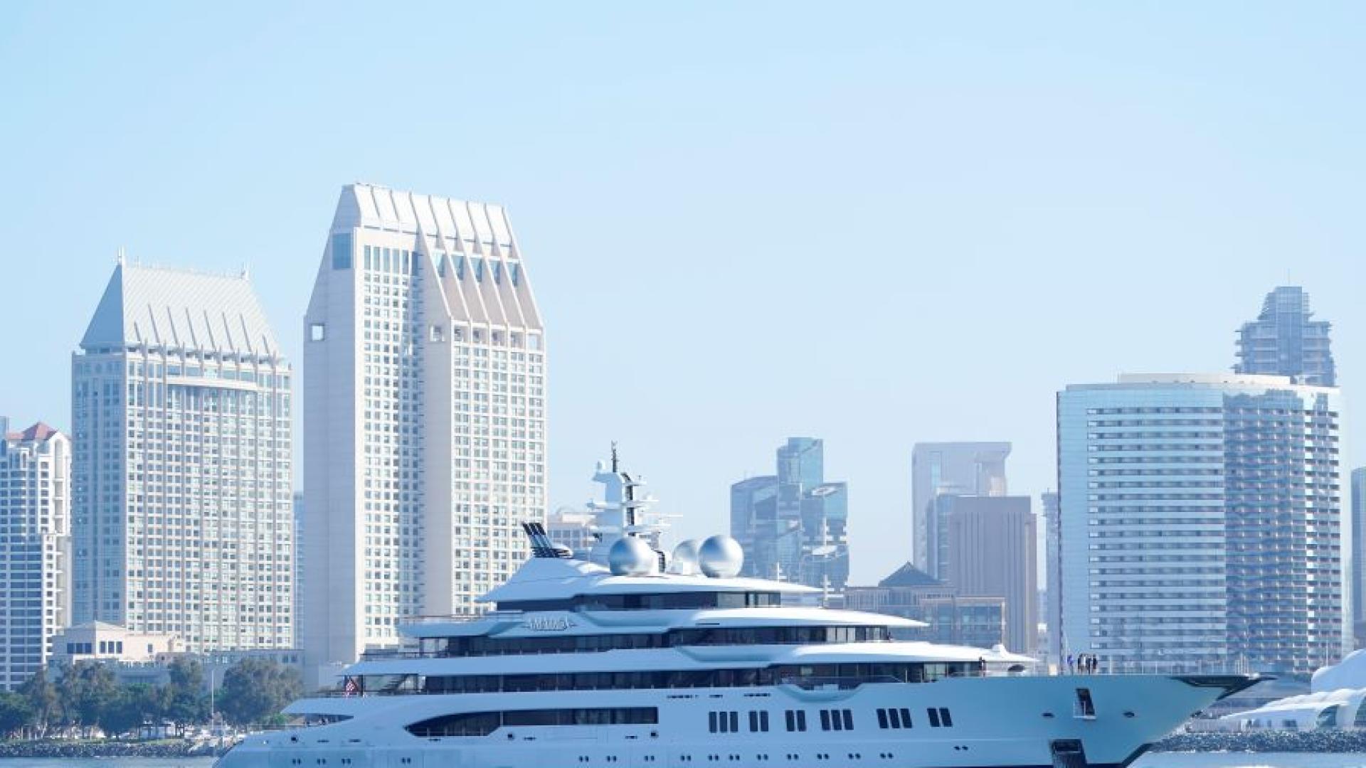 Суперяхтата Амадеа оценявана на над 300 милиона долара която Вашингтон