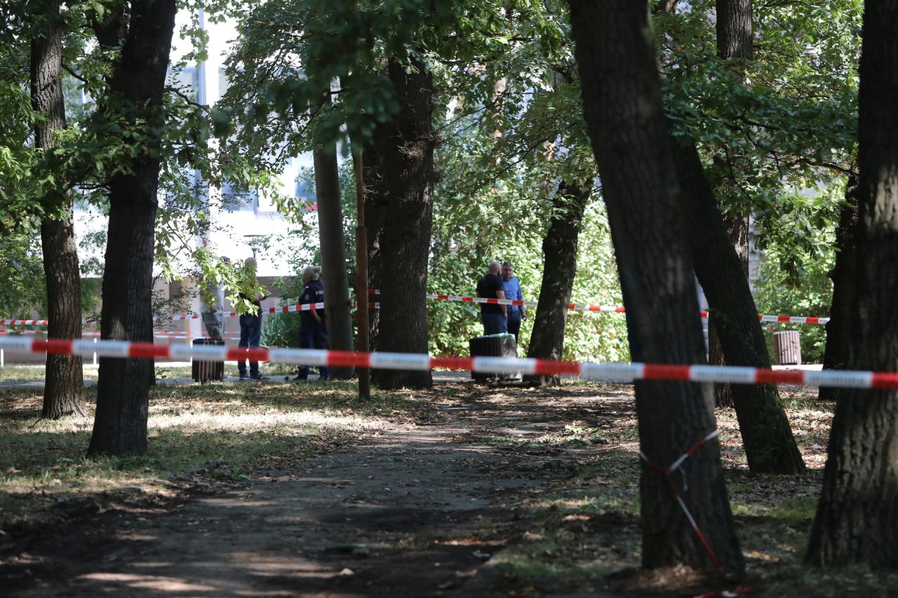 <p>Полиция и криминалисти на място до Националния стадион &quot;Васил Левски&quot; &ndash; тази сутрин там е открито тялото на мъж на видима възраст около 30 години. Районът е отцепен, а разследващите извършват оглед. Причините за смъртта все още не са ясни &ndash; не се изключват нито престъпление, нито инцидент или естествена смърт. Разследването е под наблюдението на Софийската градска прокуратура</p>