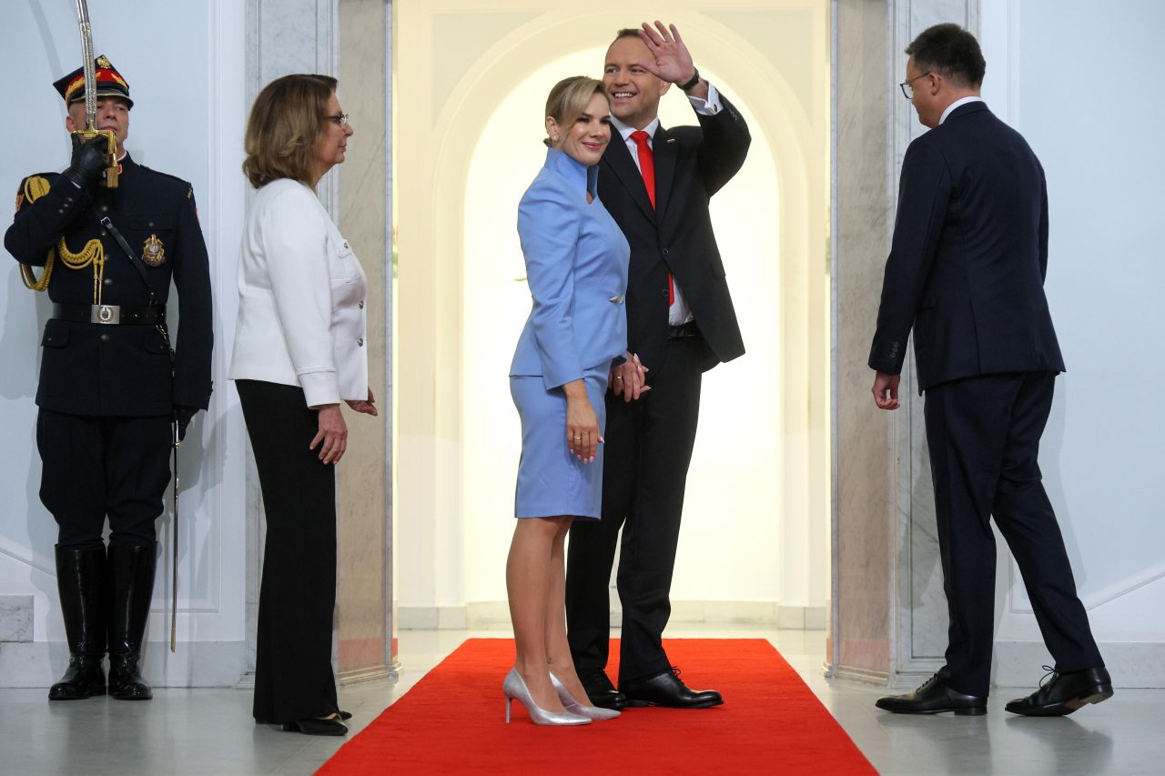 <p>Карол Навроцки положи клетва като президент на Полша, но началото на мандата му е белязано от поредица от скандали &ndash; от съмнения в имотни измами и ползване на държавни ресурси за лични цели, до обвинения в сводничество и връзки с подземния свят</p>