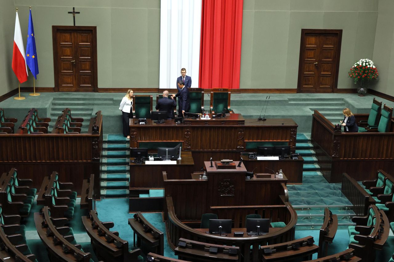 <p>Карол Навроцки положи клетва като президент на Полша, но началото на мандата му е белязано от поредица от скандали &ndash; от съмнения в имотни измами и ползване на държавни ресурси за лични цели, до обвинения в сводничество и връзки с подземния свят</p>