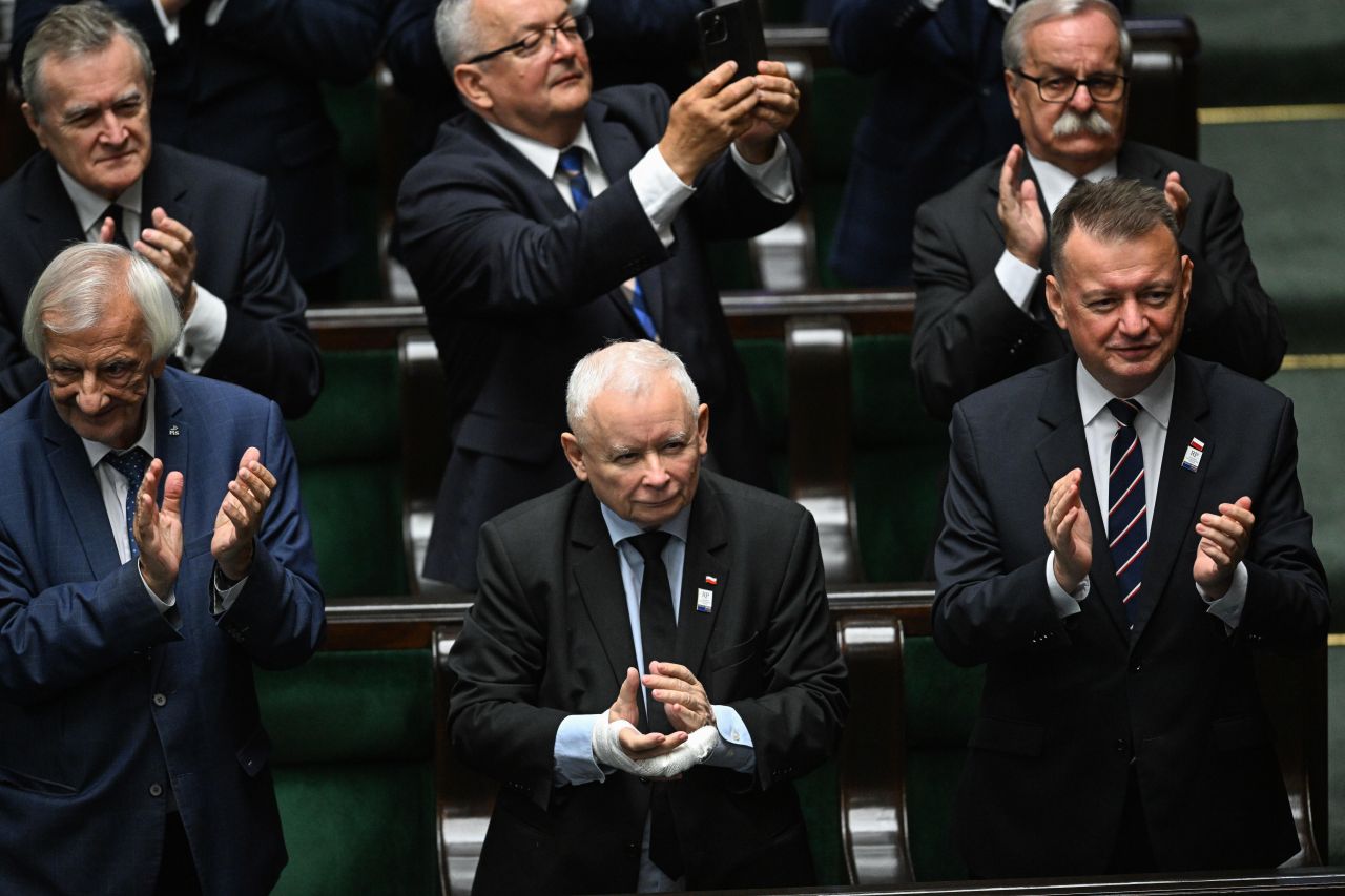<p>Карол Навроцки положи клетва като президент на Полша, но началото на мандата му е белязано от поредица от скандали &ndash; от съмнения в имотни измами и ползване на държавни ресурси за лични цели, до обвинения в сводничество и връзки с подземния свят</p>