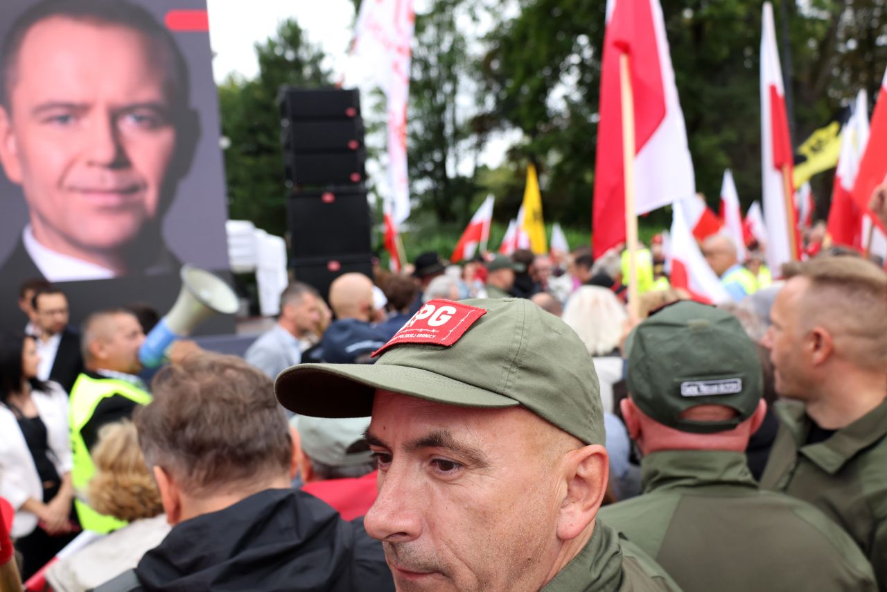 <p>Карол Навроцки положи клетва като президент на Полша, но началото на мандата му е белязано от поредица от скандали &ndash; от съмнения в имотни измами и ползване на държавни ресурси за лични цели, до обвинения в сводничество и връзки с подземния свят</p>