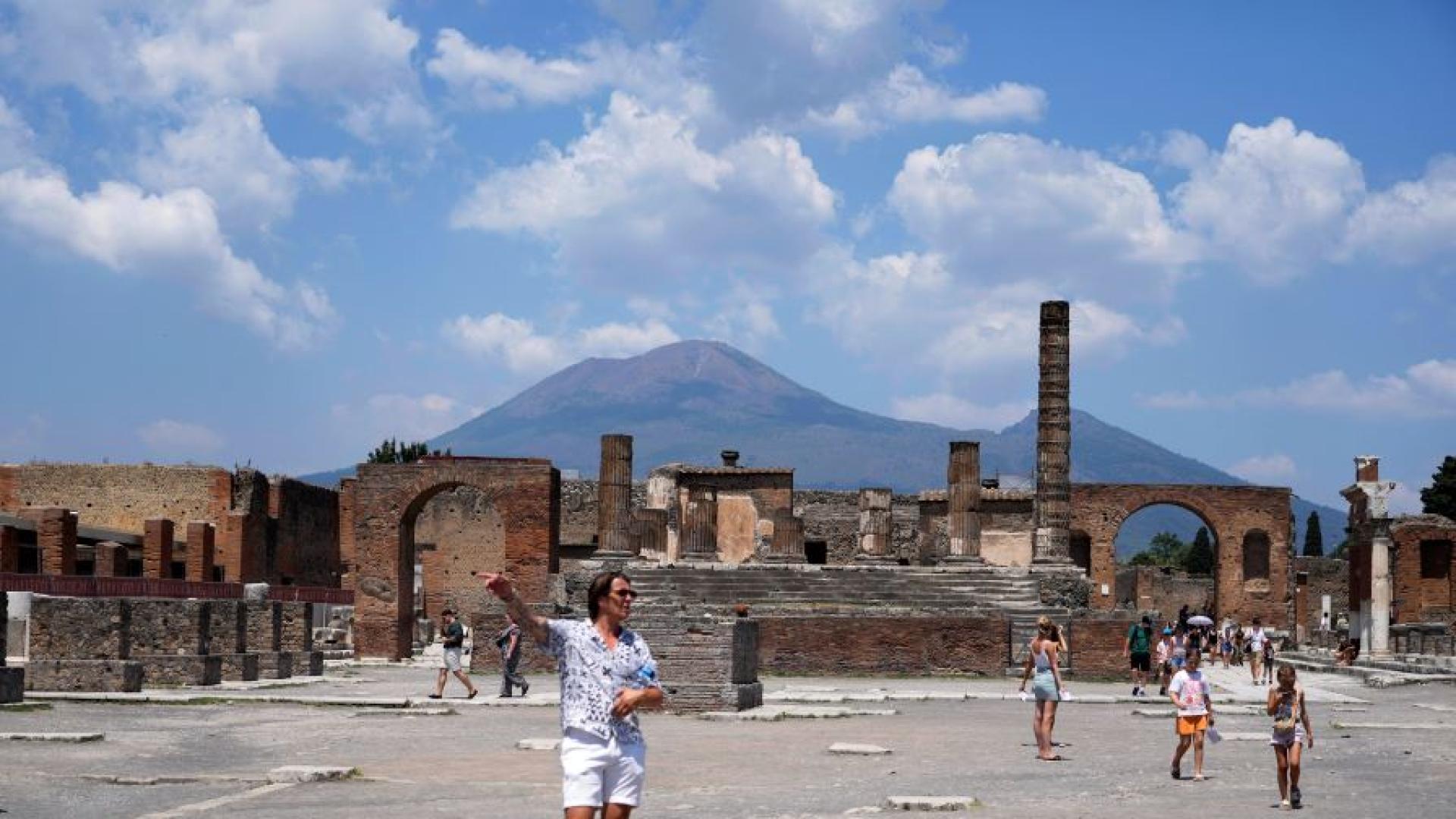 В Националния парк Везувий в Южна Италия в петък вечер избухна