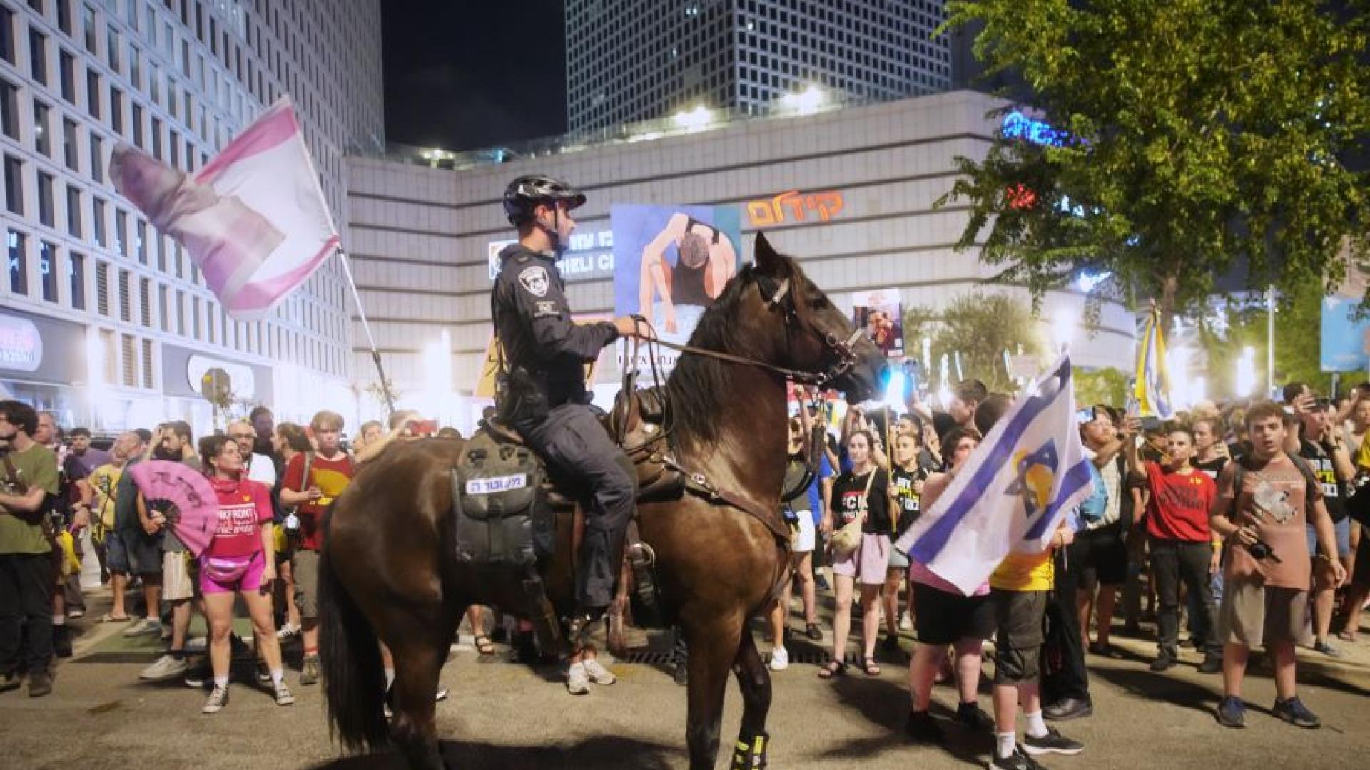 Десетки хиляди хора излязоха по улиците на Тел Авив за