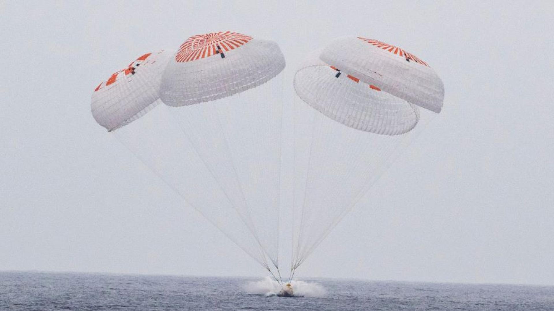 Екипаж от един японски и двама американски астронавти както и