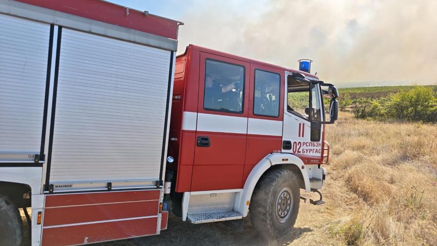 Пожарът край Сунгурларе се разраства, огънят заплашва село Скала