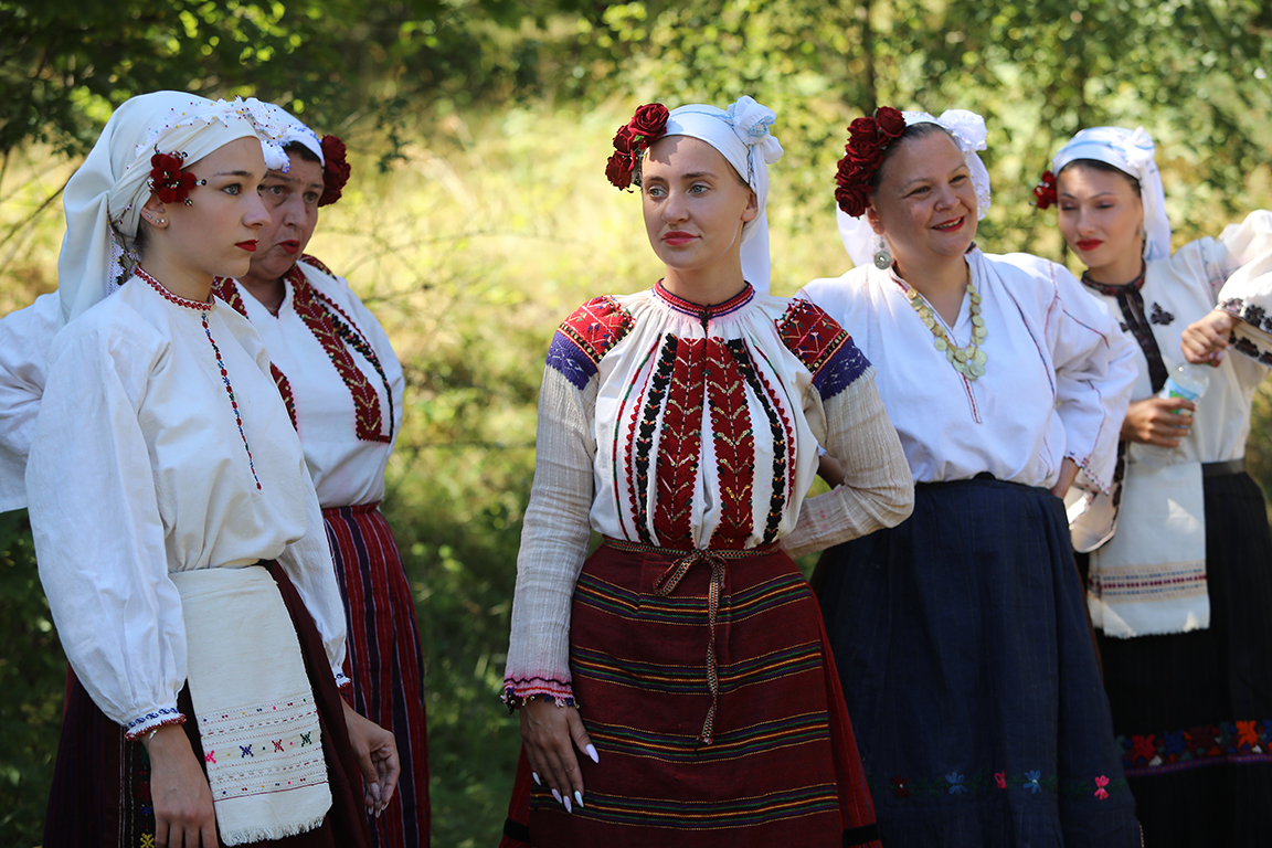 <p>Националният събор на българското народно творчество е събор на народното творчество, провеждан през 5 години в местността &bdquo;Войводенец&ldquo; край Копривщица от 1965 година насам. Той е насочен към представянето на автентичен български фолклор (народни песни, танци и обичаи, включително лечебни практики), провежда се без участието на професионални изпълнители и е централното и най-значимо събитие в системата на съборите на народното творчество в България. Съборът в Копривщица е вписан в Световното културно наследство на ЮНЕСКО</p>