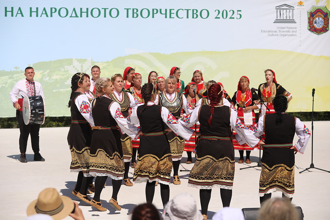 <p>Националният събор на българското народно творчество е събор на народното творчество, провеждан през 5 години в местността &bdquo;Войводенец&ldquo; край Копривщица от 1965 година насам. Той е насочен към представянето на автентичен български фолклор (народни песни, танци и обичаи, включително лечебни практики), провежда се без участието на професионални изпълнители и е централното и най-значимо събитие в системата на съборите на народното творчество в България. Съборът в Копривщица е вписан в Световното културно наследство на ЮНЕСКО</p>