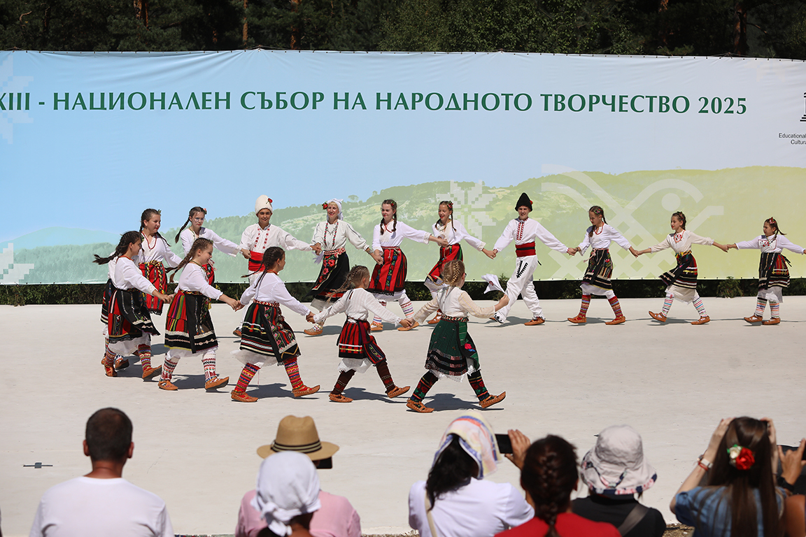 <p>Националният събор на българското народно творчество е събор на народното творчество, провеждан през 5 години в местността &bdquo;Войводенец&ldquo; край Копривщица от 1965 година насам. Той е насочен към представянето на автентичен български фолклор (народни песни, танци и обичаи, включително лечебни практики), провежда се без участието на професионални изпълнители и е централното и най-значимо събитие в системата на съборите на народното творчество в България. Съборът в Копривщица е вписан в Световното културно наследство на ЮНЕСКО</p>