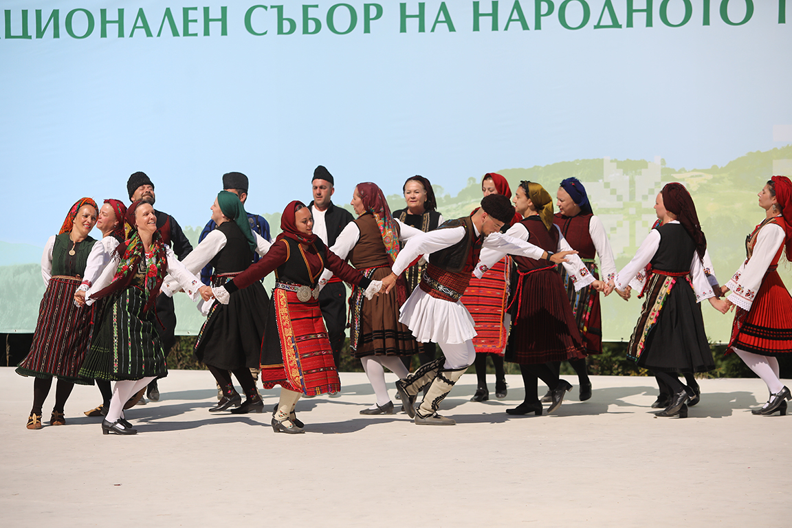 <p>Националният събор на българското народно творчество е събор на народното творчество, провеждан през 5 години в местността &bdquo;Войводенец&ldquo; край Копривщица от 1965 година насам. Той е насочен към представянето на автентичен български фолклор (народни песни, танци и обичаи, включително лечебни практики), провежда се без участието на професионални изпълнители и е централното и най-значимо събитие в системата на съборите на народното творчество в България. Съборът в Копривщица е вписан в Световното културно наследство на ЮНЕСКО</p>