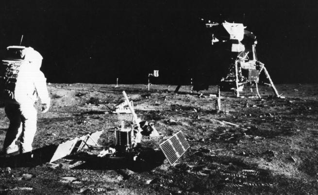 Космическият обир в НАСА: Заради секс на Луната или за пари?