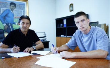 Юноша подписа първи професионален договор с Левски