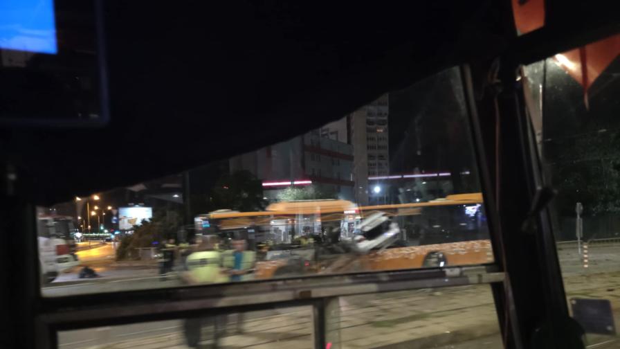 Кола се вряза в автобус на градския...