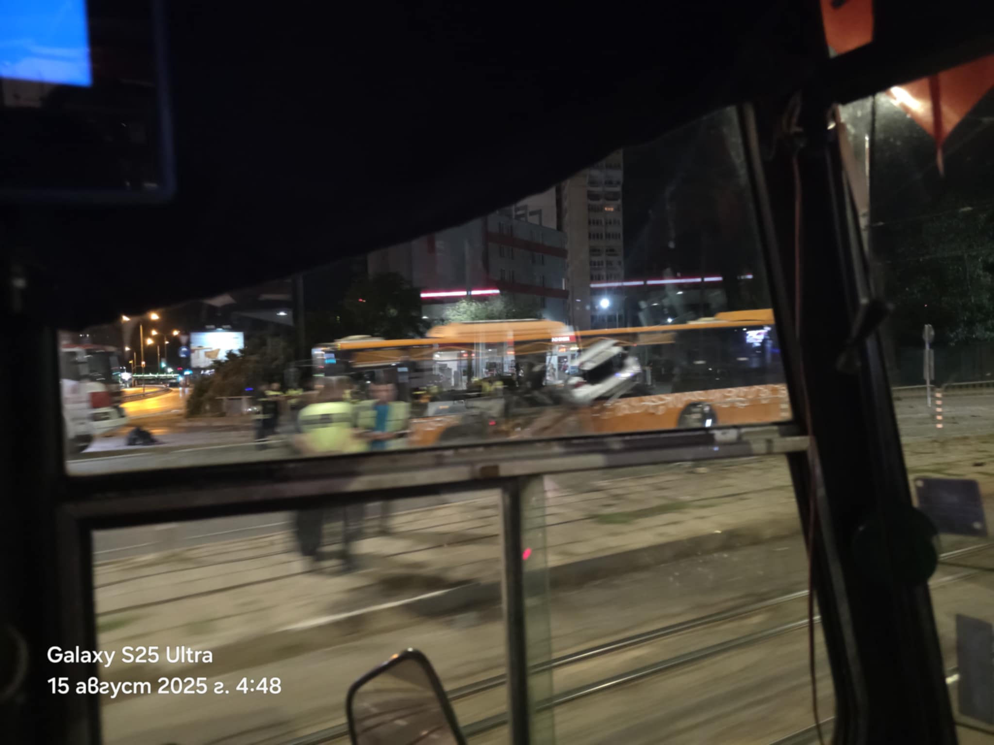 <p>Кола се вряза в автобус на градския транспорт в столицата, има загинал и ранени.</p>