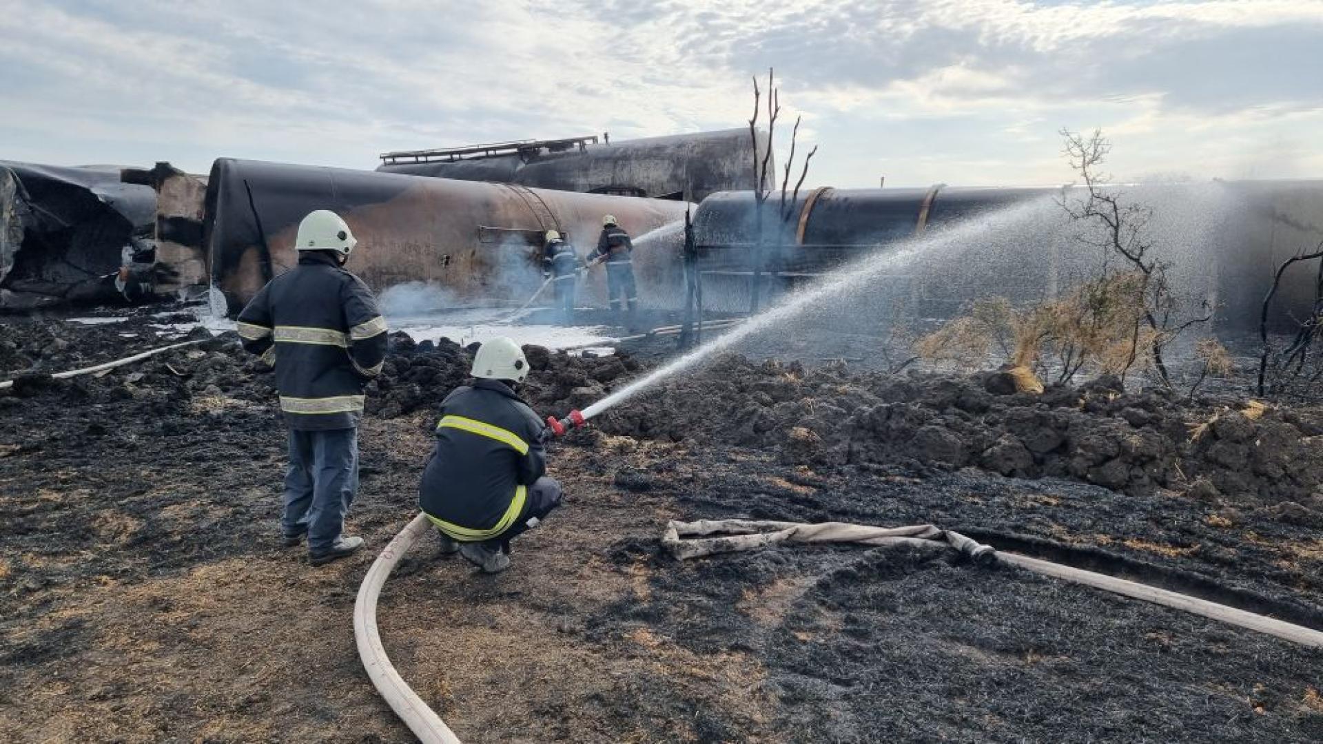 След като рано сутринта вчера влак с цистерни дерайлира край