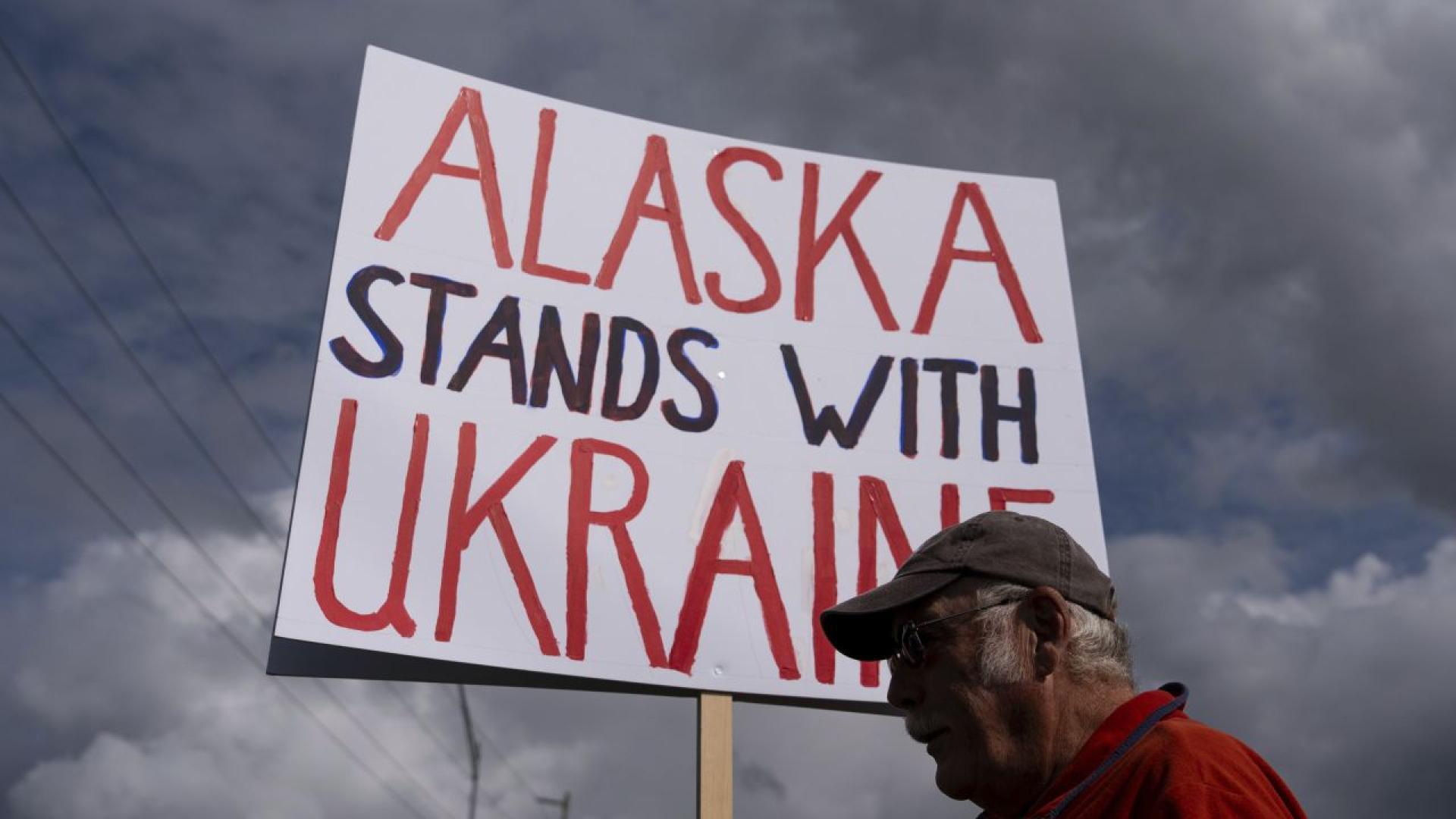 Над 100 протестиращи включително много поддръжници на Украйна излязоха по