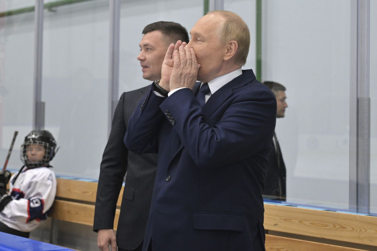 <p>Полетът на самолетите и червеният килим поставиха сцената за срещата между Владимир Путин и Доналд Тръмп в Анкъридж, Аляска. Лидерите си размениха топло ръкостискане пред символичния надпис &quot;ALASKA 2025&quot;. Първата им лична среща от 2019 г. се проведе във формат 3 на 3 с ключови дипломати, а изборът на Аляска подчерта геополитическото напрежение около едно от най-значимите международни събития напоследък.</p>