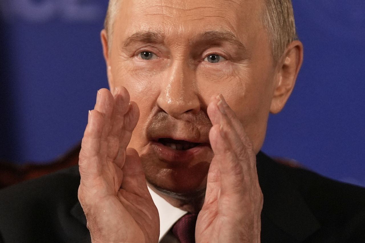 <p>Полетът на самолетите и червеният килим поставиха сцената за срещата между Владимир Путин и Доналд Тръмп в Анкъридж, Аляска. Лидерите си размениха топло ръкостискане пред символичния надпис &quot;ALASKA 2025&quot;. Първата им лична среща от 2019 г. се проведе във формат 3 на 3 с ключови дипломати, а изборът на Аляска подчерта геополитическото напрежение около едно от най-значимите международни събития напоследък.</p>
