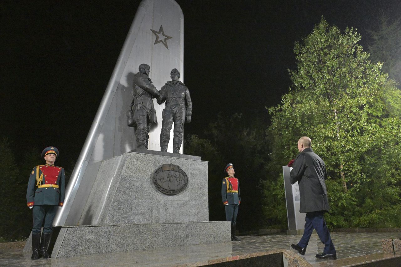 <p>Полетът на самолетите и червеният килим поставиха сцената за срещата между Владимир Путин и Доналд Тръмп в Анкъридж, Аляска. Лидерите си размениха топло ръкостискане пред символичния надпис &quot;ALASKA 2025&quot;. Първата им лична среща от 2019 г. се проведе във формат 3 на 3 с ключови дипломати, а изборът на Аляска подчерта геополитическото напрежение около едно от най-значимите международни събития напоследък.</p>