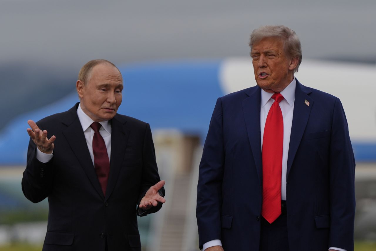 <p>Полетът на самолетите и червеният килим поставиха сцената за срещата между Владимир Путин и Доналд Тръмп в Анкъридж, Аляска. Лидерите си размениха топло ръкостискане пред символичния надпис &quot;ALASKA 2025&quot;. Първата им лична среща от 2019 г. се проведе във формат 3 на 3 с ключови дипломати, а изборът на Аляска подчерта геополитическото напрежение около едно от най-значимите международни събития напоследък.</p>