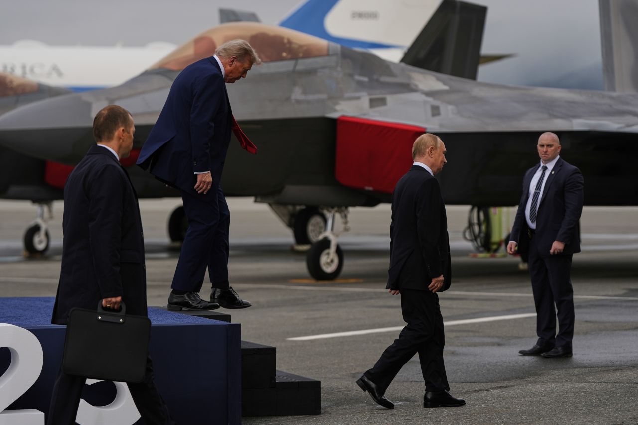 <p>Полетът на самолетите и червеният килим поставиха сцената за срещата между Владимир Путин и Доналд Тръмп в Анкъридж, Аляска. Лидерите си размениха топло ръкостискане пред символичния надпис &quot;ALASKA 2025&quot;. Първата им лична среща от 2019 г. се проведе във формат 3 на 3 с ключови дипломати, а изборът на Аляска подчерта геополитическото напрежение около едно от най-значимите международни събития напоследък.</p>