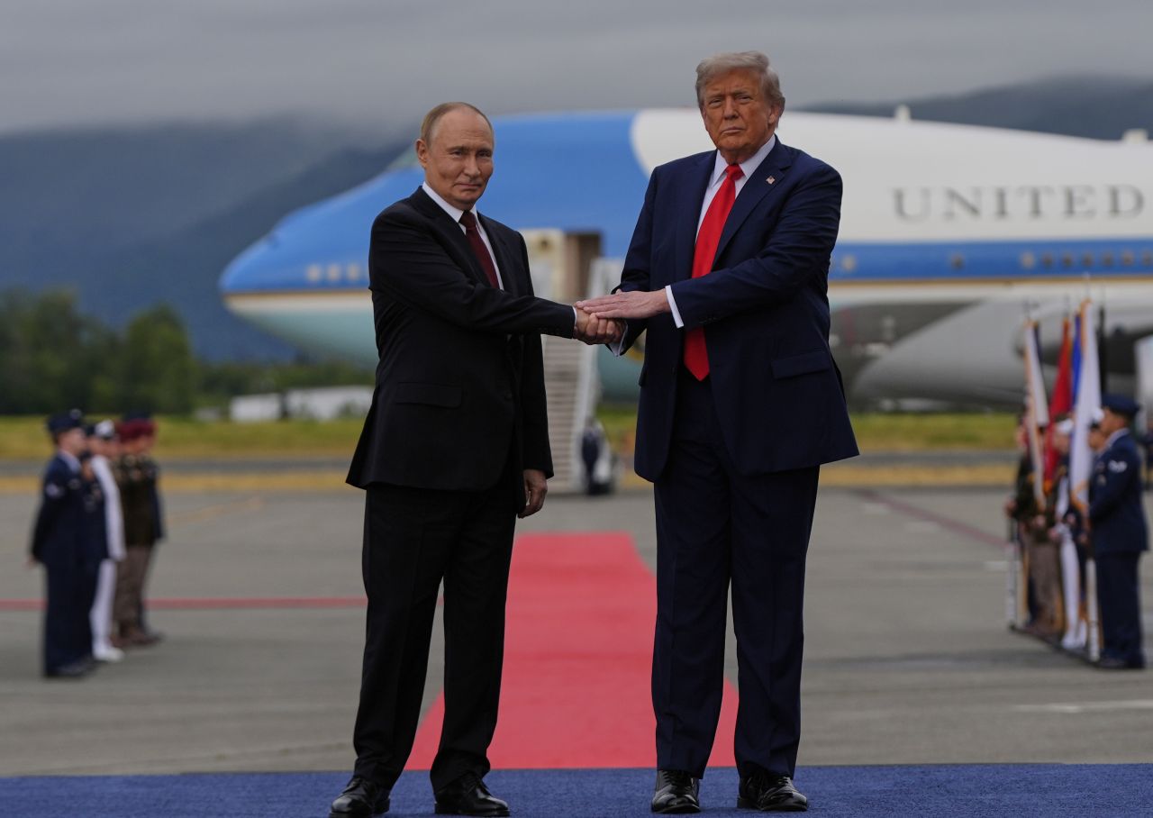<p>Полетът на самолетите и червеният килим поставиха сцената за срещата между Владимир Путин и Доналд Тръмп в Анкъридж, Аляска. Лидерите си размениха топло ръкостискане пред символичния надпис &quot;ALASKA 2025&quot;. Първата им лична среща от 2019 г. се проведе във формат 3 на 3 с ключови дипломати, а изборът на Аляска подчерта геополитическото напрежение около едно от най-значимите международни събития напоследък.</p>