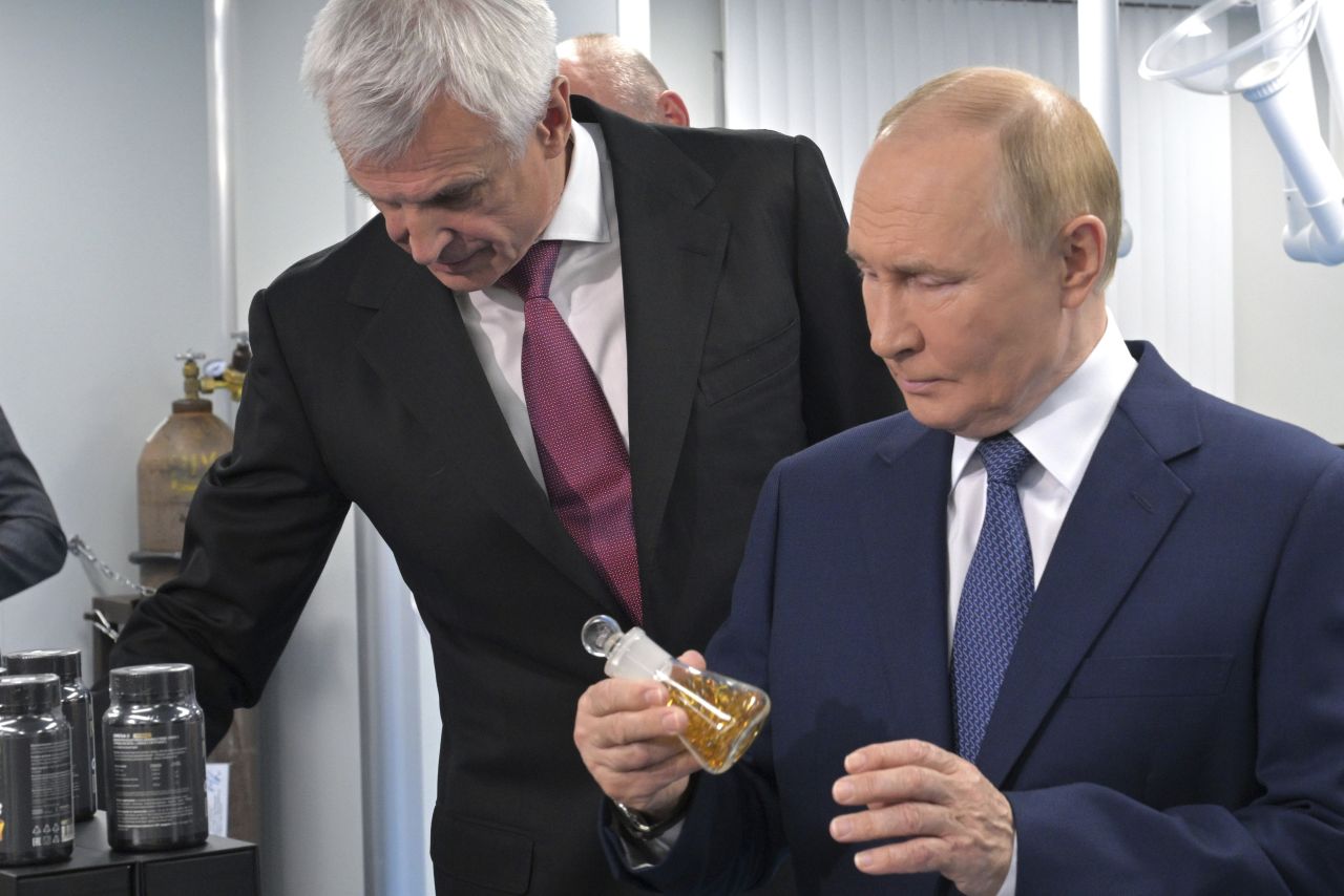 <p>Полетът на самолетите и червеният килим поставиха сцената за срещата между Владимир Путин и Доналд Тръмп в Анкъридж, Аляска. Лидерите си размениха топло ръкостискане пред символичния надпис &quot;ALASKA 2025&quot;. Първата им лична среща от 2019 г. се проведе във формат 3 на 3 с ключови дипломати, а изборът на Аляска подчерта геополитическото напрежение около едно от най-значимите международни събития напоследък.</p>
