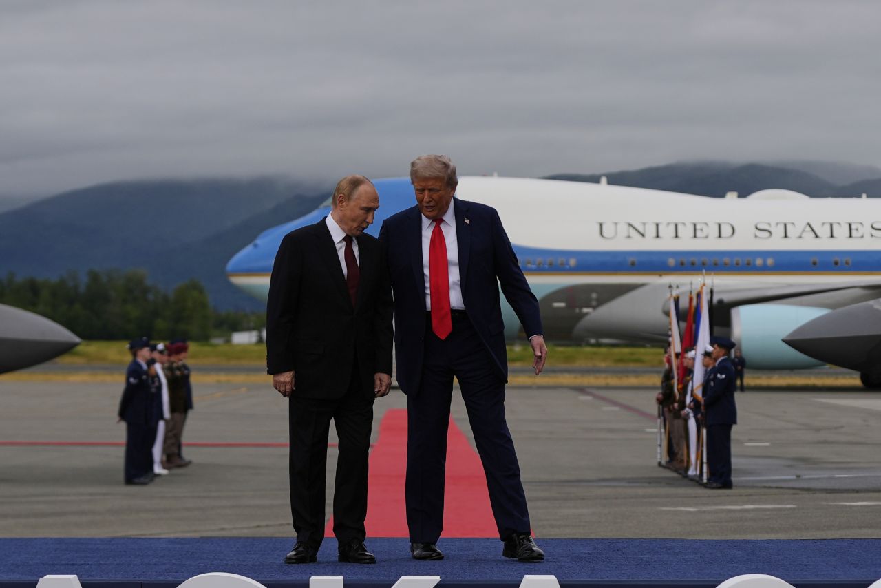 <p>Полетът на самолетите и червеният килим поставиха сцената за срещата между Владимир Путин и Доналд Тръмп в Анкъридж, Аляска. Лидерите си размениха топло ръкостискане пред символичния надпис &quot;ALASKA 2025&quot;. Първата им лична среща от 2019 г. се проведе във формат 3 на 3 с ключови дипломати, а изборът на Аляска подчерта геополитическото напрежение около едно от най-значимите международни събития напоследък.</p>