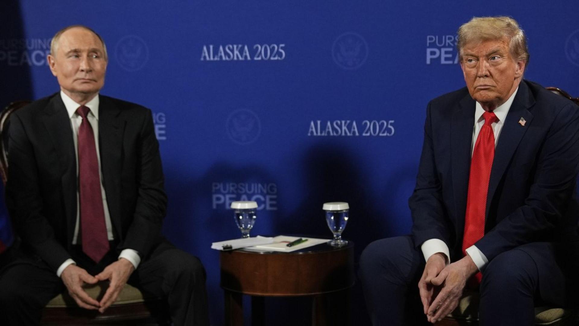 Президентът на САЩ Доналд Тръмп кацна в базата Елмендорф–Ричардсън с