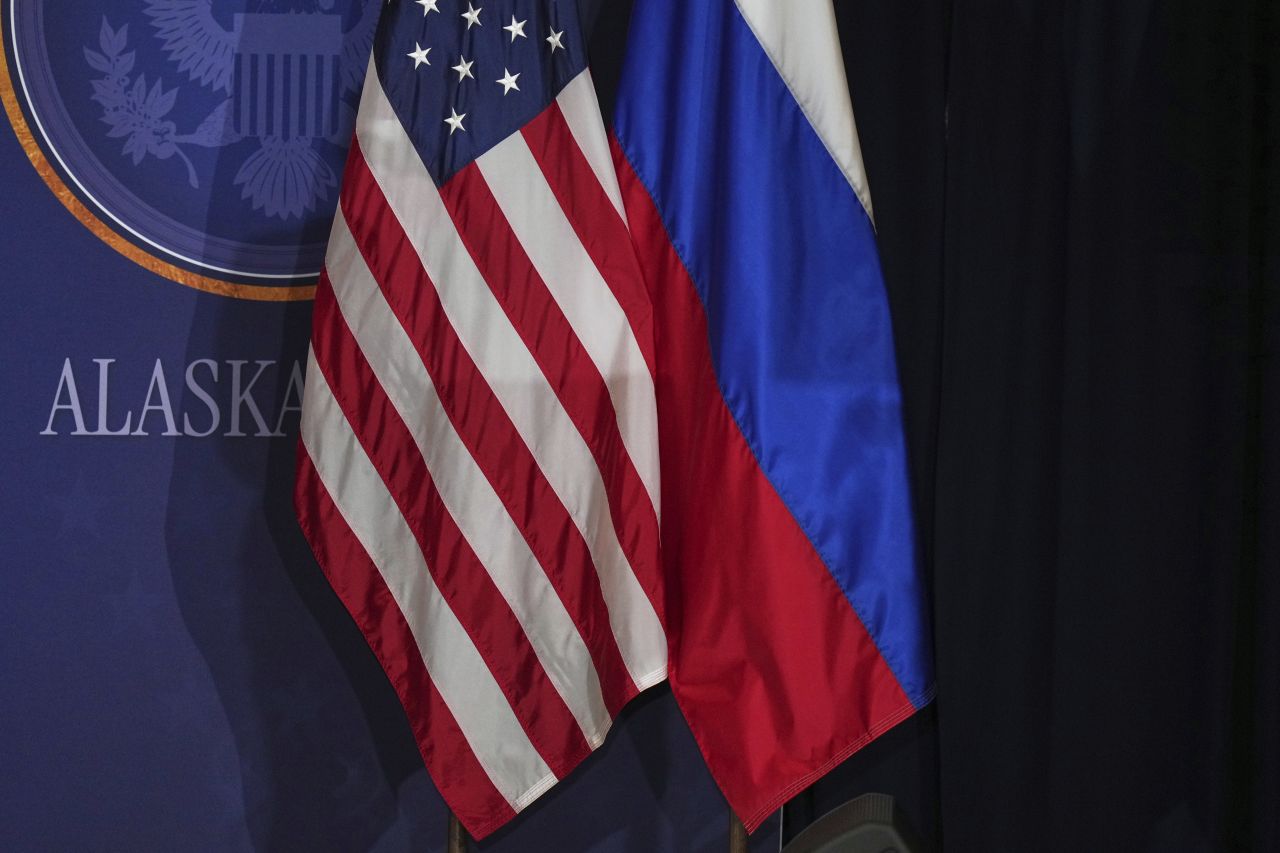 <p>Полетът на самолетите и червеният килим поставиха сцената за срещата между Владимир Путин и Доналд Тръмп в Анкъридж, Аляска. Лидерите си размениха топло ръкостискане пред символичния надпис &quot;ALASKA 2025&quot;. Първата им лична среща от 2019 г. се проведе във формат 3 на 3 с ключови дипломати, а изборът на Аляска подчерта геополитическото напрежение около едно от най-значимите международни събития напоследък.</p>