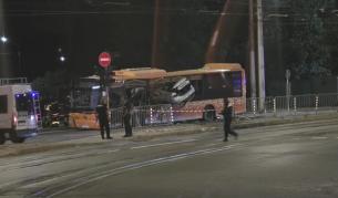 Ужасяващата катастрофа между автомобил и автобус в София
