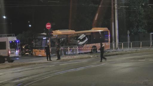 Ужасяващата катастрофа между автомобил и автобус в София
