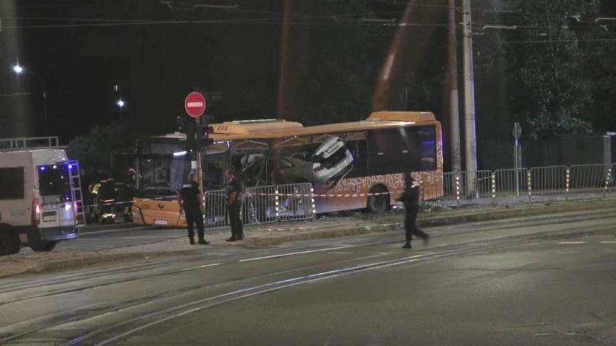 Ужасяващата катастрофа между автомобил и автобус в София