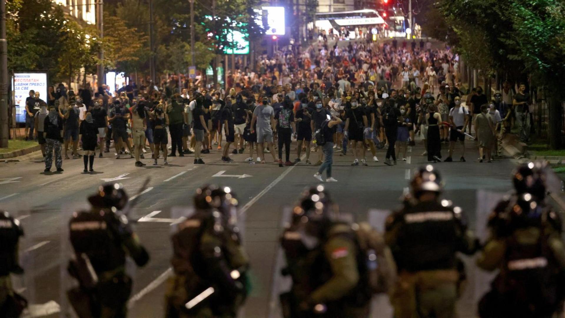 Нови сблъсъци избухнаха между антиправителствени протестиращи и полиция за борба