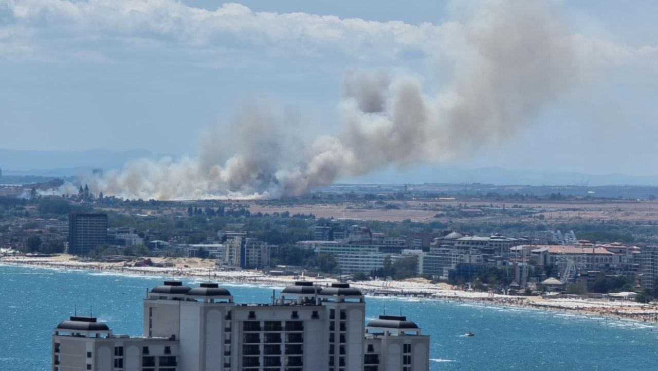 Пожар до аквапарка в Несебър