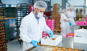 Скрит риск за хранителния сектор: Защо домашното пране на работни униформи може да се окаже сериозен проблем?