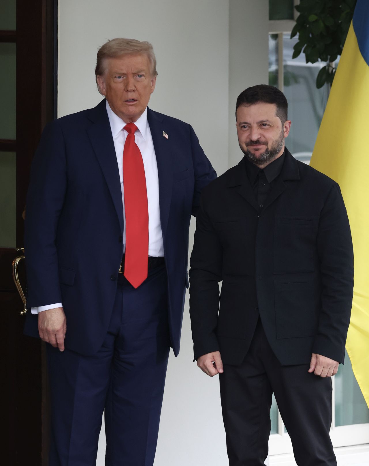 <p>Доналд Тръмп посрещна украинския президент Володимир Зеленски в Белия дом. Малко по-късно за ключовата среща пристигнаха и европейските лидери - президентът на Франция Еманюел Макрон, германският канцлер Фридрих Мерц, финландският президент Александър Стуб, италианският премиер Джорджа Мелони, британският премиер Кийр Стармър, председателката на Европейската комисия Урсула фон дер Лайен, както и генералният секретар на НАТО Марк Рюте</p>