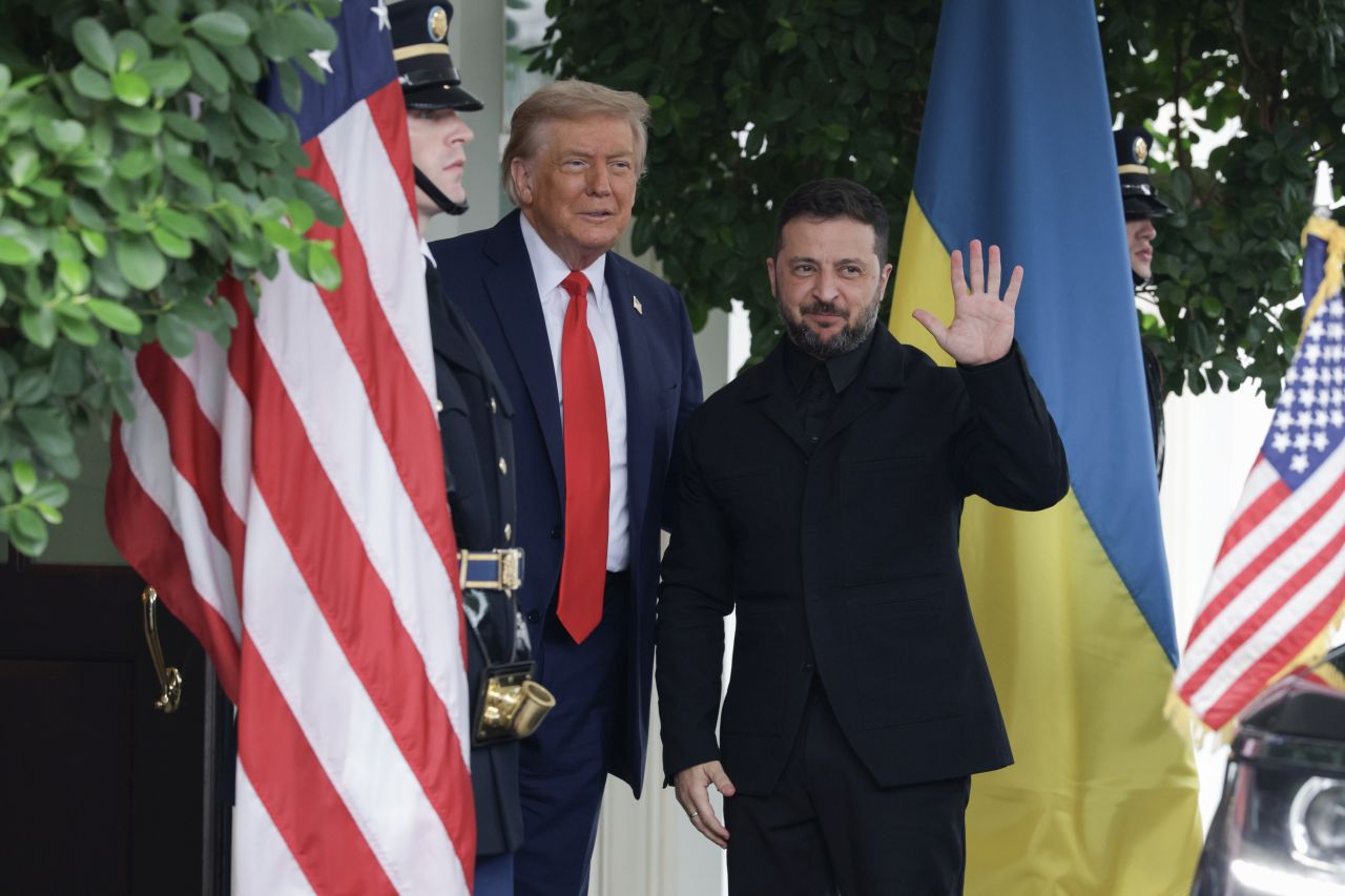 <p>Доналд Тръмп посрещна украинския президент Володимир Зеленски в Белия дом. Малко по-късно за ключовата среща пристигнаха и европейските лидери - президентът на Франция Еманюел Макрон, германският канцлер Фридрих Мерц, финландският президент Александър Стуб, италианският премиер Джорджа Мелони, британският премиер Кийр Стармър, председателката на Европейската комисия Урсула фон дер Лайен, както и генералният секретар на НАТО Марк Рюте</p>