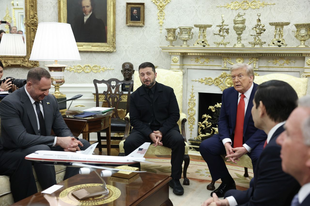 <p>Доналд Тръмп посрещна украинския президент Володимир Зеленски в Белия дом. Малко по-късно за ключовата среща пристигнаха и европейските лидери - президентът на Франция Еманюел Макрон, германският канцлер Фридрих Мерц, финландският президент Александър Стуб, италианският премиер Джорджа Мелони, британският премиер Кийр Стармър, председателката на Европейската комисия Урсула фон дер Лайен, както и генералният секретар на НАТО Марк Рюте</p>