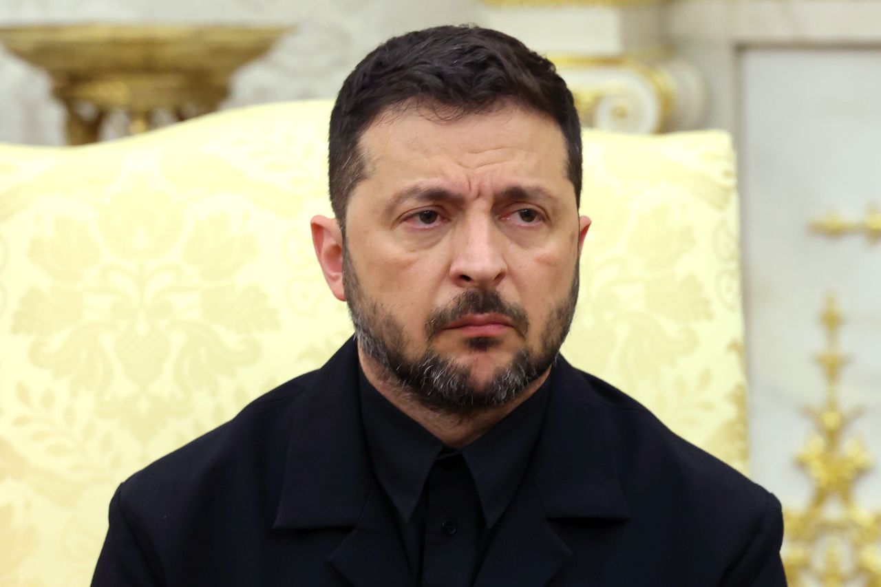<p>Доналд Тръмп посрещна украинския президент Володимир Зеленски в Белия дом. Малко по-късно за ключовата среща пристигнаха и европейските лидери - президентът на Франция Еманюел Макрон, германският канцлер Фридрих Мерц, финландският президент Александър Стуб, италианският премиер Джорджа Мелони, британският премиер Кийр Стармър, председателката на Европейската комисия Урсула фон дер Лайен, както и генералният секретар на НАТО Марк Рюте</p>