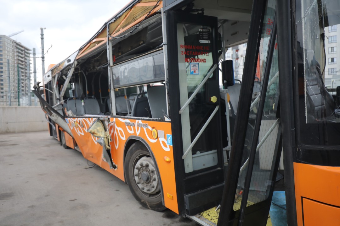 <p>Автобусът от катастрофата на бул. &quot;Възкресение&quot;.</p>