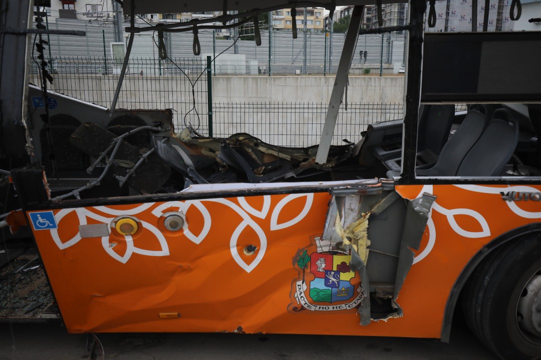 Обвинението поиска 20 години затвор за шофьора, врязал се в автобус