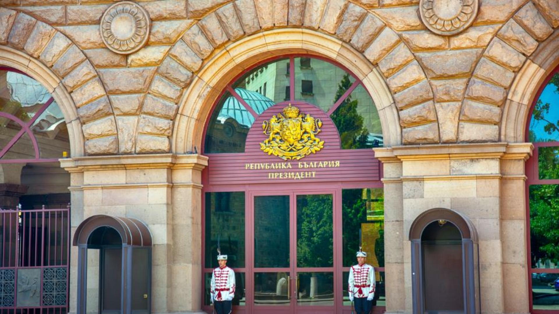 Президентът Румен Радев издаде указ с който преназначава генерал майор Емил