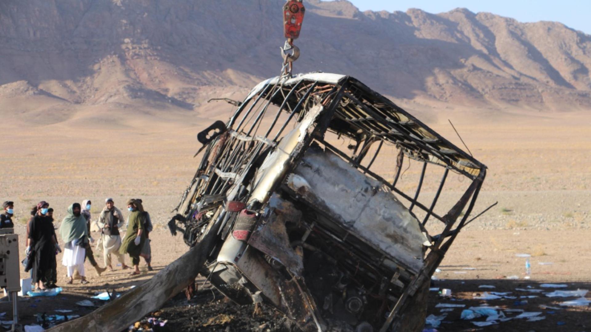 Сблъсък между автобус и две други превозни средства уби най малко