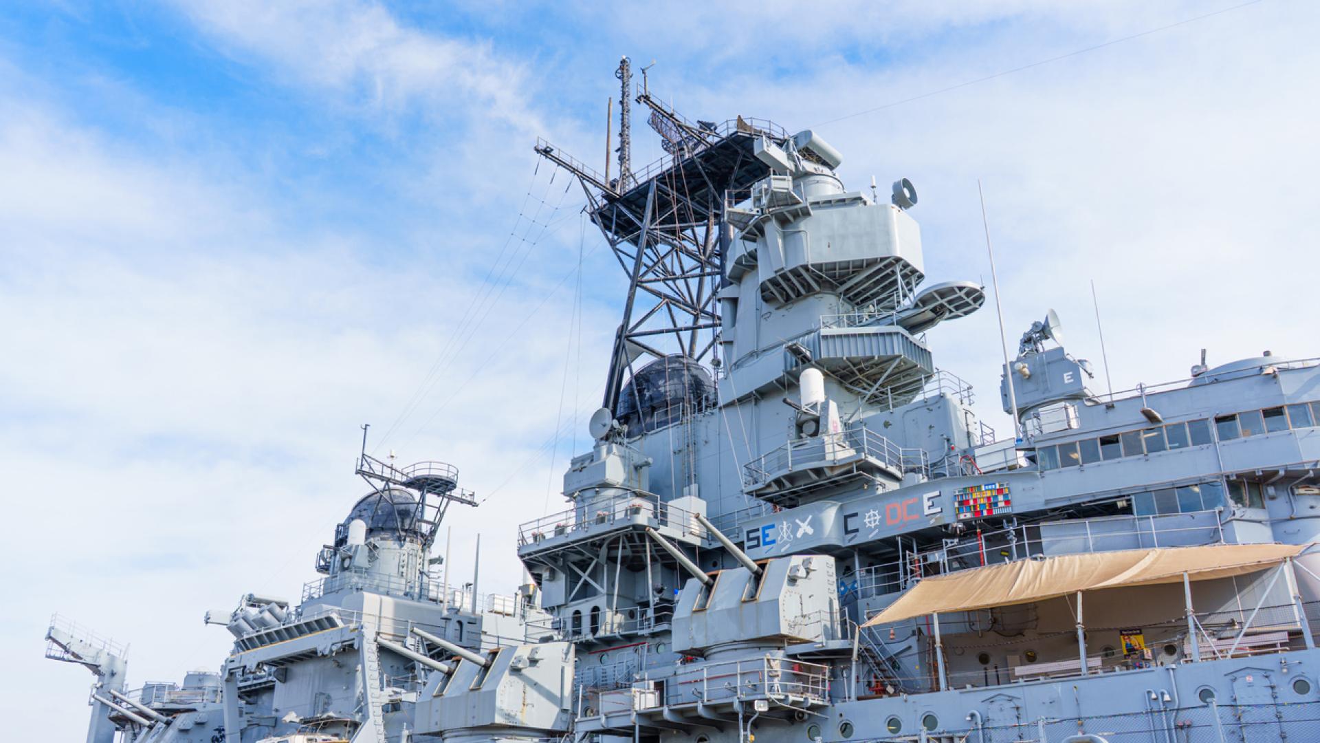 Пожар избухна на американския крайцер Ню Орлиънс край южния японски