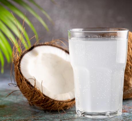 Пиенето на кокосова вода сутрин преди хранене и след тренировка