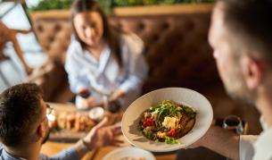 Защо в ресторантите в България е толкова скъпо?