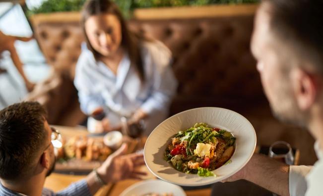 Защо в ресторантите в България е толкова скъпо?